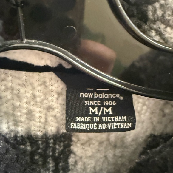 New Balance Black and White Checkered Sherpa zip-up sweater WM - Picture 4 of 5